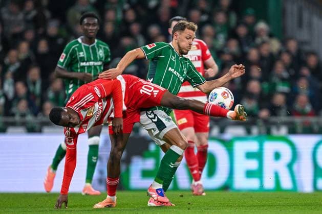 1 Bundesliga SV Werder Bremen Union Berlin on 24 10 2025 at Weserstadion in Bremen Ilyas Ansah Berlin in a duel against Senne Lynen Bremen MT