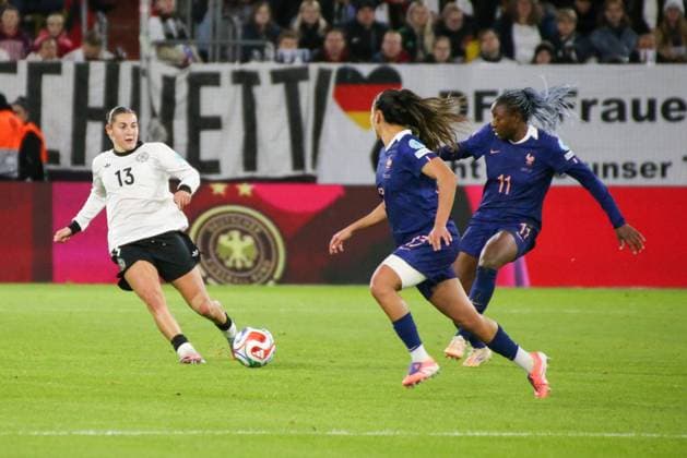24 10 2025, xgrfx, Football UEFA Womens Nations League 1 2 Final, Germany France v l Carlotta Wamser German Womens National Team , Kadidiatou Diani France DFL DFB REGULATIONS PROHIBIT ANY USE OF PHOTOGRAPHS as IMAGE SEQUENCES and or QUASI VIDEO Düsseldorf