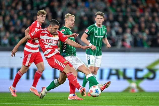 1 Bundesliga SV Werder Bremen Union Berlin on 24 10 2025 at Weserstadion in Bremen Amos Pieper Bremen in a duel against Rani Khedira Berlin MT