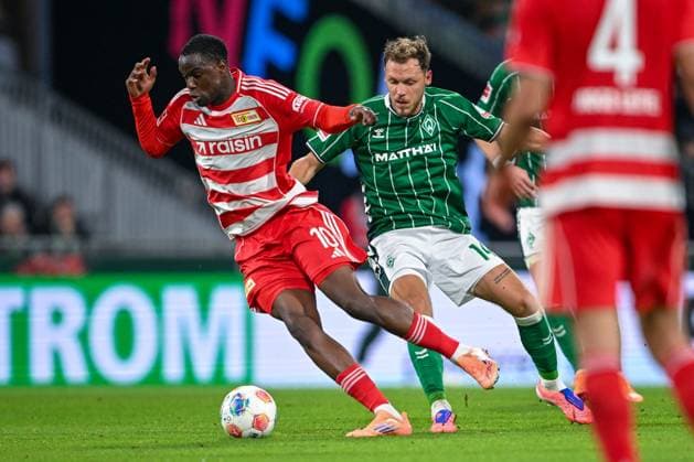 1 Bundesliga SV Werder Bremen Union Berlin on 24 10 2025 at Weserstadion in Bremen Ilyas Ansah Berlin in a duel against Senne Lynen Bremen MT
