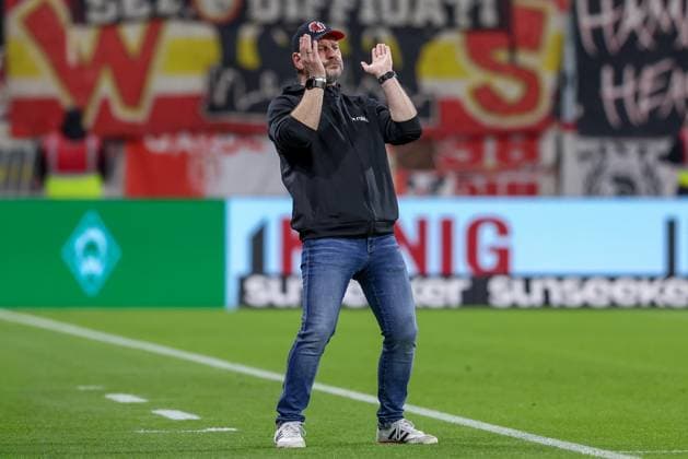 Steffen Baumgart coach, 1 FC Union Berlin is annoyed about a missed goal chance, chance, opportunity, dissatisfied, disappointed, disappointment, cropped image, single image, full body, action, action scene, THE DFL REGULATIONS PROHIBIT ANY USE OF PHOTOGRAPHS AS IMAGE SEQUENCES AND OR QUASI VIDEO DFL REGULATIONS PROHIBIT ANY USE OF PHOTOGRAPHS AS IMAGE SEQUENCES AND OR QUASI VIDEO , 24 10 2025, Bremen Germany , Football, Bundesliga, SV Werder Bremen 1 FC Union Berlin xobx