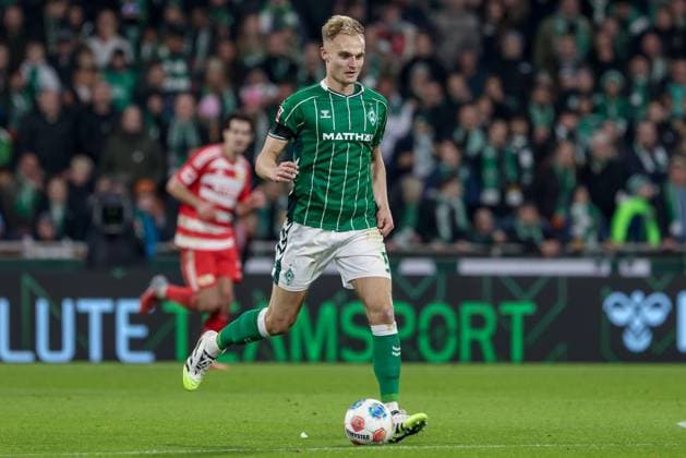Amos Pieper SV Werder Bremen, 5 on the ball, single image, full body, action, action, match scene, THE DFL GUIDELINES PROHIBIT ANY USE OF PHOTOGRAPHS AS IMAGE SEQUENCES AND OR QUASI VIDEO DFL REGULATIONS PROHIBIT ANY USE OF PHOTOGRAPHS AS IMAGE SEQUENCES AND OR QUASI VIDEO , 24 10 2025, Bremen Germany , Football, Bundesliga, SV Werder Bremen 1 FC Union Berlin xobx