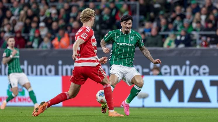from left Leopold Querfeld 1 FC Union Berlin, 14 and Cameron Puertas SV Werder Bremen, 18 in a duel, dynamic, action, action, game scene, THE DFL GUIDELINES PROHIBIT ANY USE OF PHOTOGRAPHS AS IMAGE SEQUENCES AND OR QUASI VIDEO DFL REGULATIONS PROHIBIT ANY USE OF PHOTOGRAPHS AS IMAGE SEQUENCES AND OR QUASI VIDEO , 24 10 2025, Bremen Germany , Football, Bundesliga, SV Werder Bremen 1 FC Union Berlin xobx