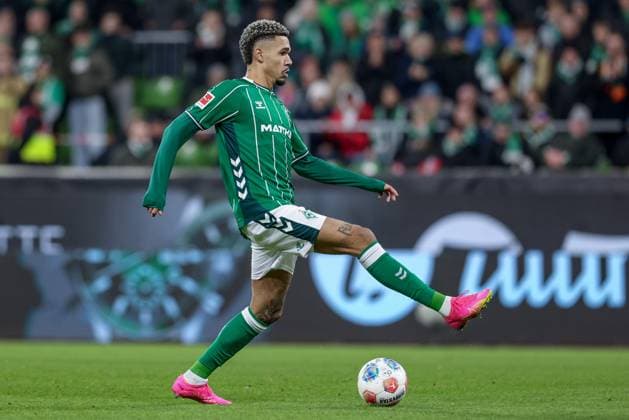 Justin Njinmah SV Werder Bremen, 11 on the ball, cropped, single image, full body, action, action, match scene, THE DFL GUIDELINES PROHIBIT ANY USE OF PHOTOGRAPHS AS IMAGE SEQUENCES AND OR QUASI VIDEO DFL REGULATIONS PROHIBIT ANY USE OF PHOTOGRAPHS AS IMAGE SEQUENCES AND OR QUASI VIDEO , 24 10 2025, Bremen Germany , Football, Bundesliga, SV Werder Bremen 1 FC Union Berlin xobx