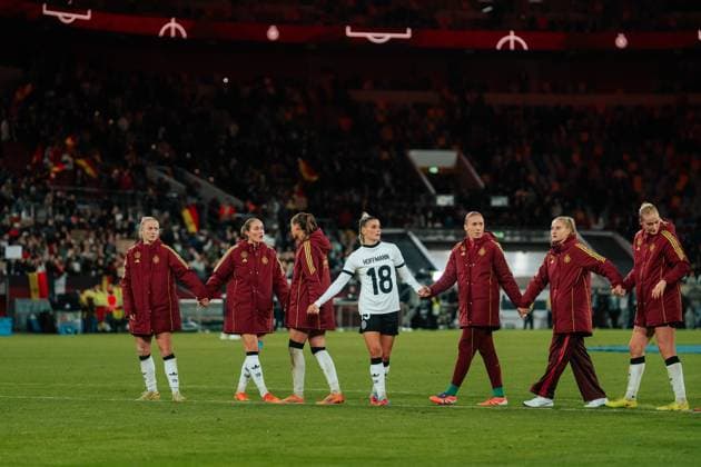 24 10 25, Women, Football, UEFA Womens Nations League, Semi-final, 2025 season, Germany France Selina Cerci 15 Germany wears Giovanna Hoffmanns jersey as she cheers in front of the fans after the win against France Düsseldorf MERKUR SPIEL ARENA NRW Germany