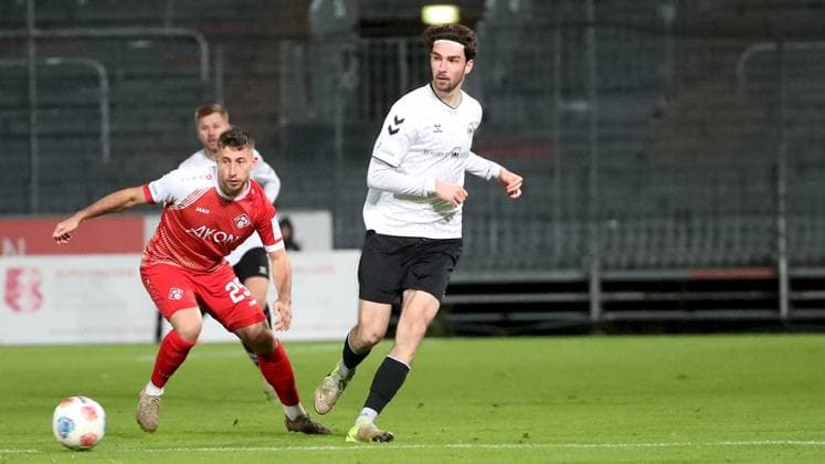 24 10 2025, xfsx, Men, Soccer, Season 2025 2026, Regionalliga Bayern, 15 Matchday SV Wacker Bughausen FC Wuerzburger Kickers v li Dominik Meisel FC Wuerzburger Kickers , Moritz Bangerter SV Wacker Burghausen Burghausen Wacker Arena Bayern Germany