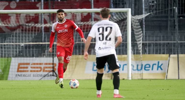 24 10 2025, xfsx, Men, Football, Season 2025 2026, Regionalliga Bayern, 15 Matchday SV Wacker Bughausen FC Wuerzburger Kickers v li Ebrahim Fahrahnak FC Wuerzburger Kickers , Denis Ade SV Wacker Burghausen Burghausen Wacker Arena Bayern Germany