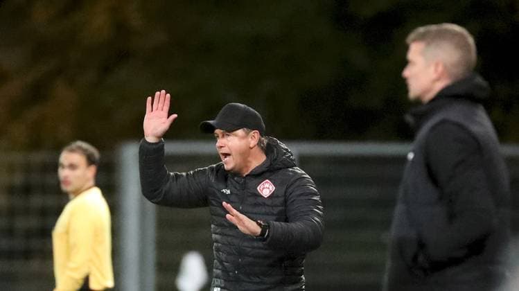 24 10 2025, xfsx, Herren, Fußball, Saison 2025 2026, Regionalliga Bayern, 15 Spieltag SV Wacker Bughausen FC Wuerzburger Kickers v li Trainer Marc Reitmaier FC Wuerzburger Kickers gibt Anweisungen, gestikuliert, mit den Armen gestikulieren, gives instructions, gesticulate, Trainer Lars Bender SV Wacker Burghausen Burghausen Wacker Arena Bayern Germany