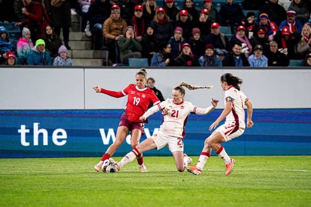 Lucerne, Switzerland, October 24th 2025 Gabrielle Carle (21 Canada), right, and Iman Beney (19 Switzerland), left, in action during the Womens International Friendly, Länderspiel, Nationalmannschaft match between Switzerland and Canada at Swissporarena, Lucerne, Switzerland. (Priscila Bütler SPP) Copyright: xPriscilaxBütlerx xSPPx spp-en-PrBSp-_A927210
