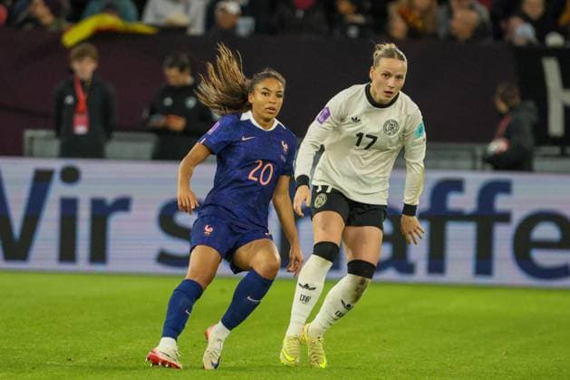 Düsseldorf, Germany October 24, 2025 UEFA Nations League Women 2025 2026 Germany vs. France In the picture from left Delphine Cascarino France and Franziska Kett Germany Merkur Spiel Arena Nordrhein Westfalen Copyright: xFotostandx xFantinix