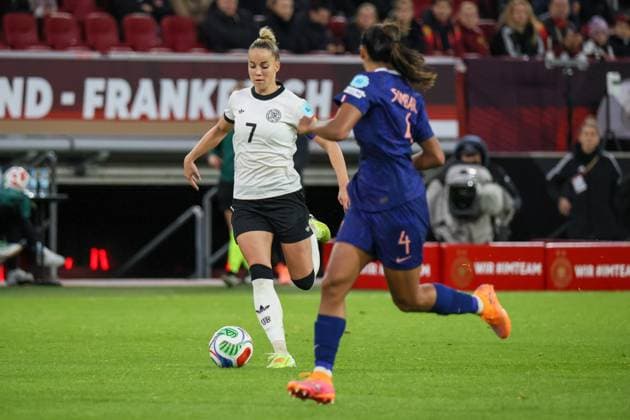 Düsseldorf, Germany October 24, 2025 UEFA Nations League Women 2025 2026 Germany vs France In the picture Giulia Gwinn Germany Merkur Spiel Arena Nordrhein Westfalen Copyright: xFotostandx xFantinix