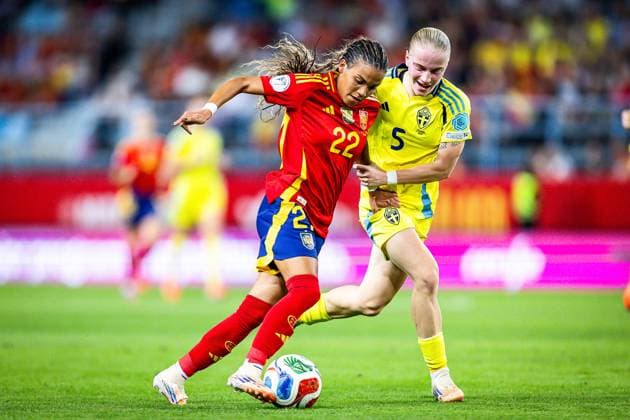 October 24, 2025, Malaga, Spain, Spain: Vicky LOPEZ of Spain and Anna.SANDBERG of Sweden during the UEFA Women s Nations League, semi-final match between Spain and Sweden at La Rosaleda on October 24, 2025 in Malaga, Spain. Rafael Roman Malaga Spain - ZUMAm308 20251024_zsp_m308_007 Copyright: xMatthieuxMirvillex