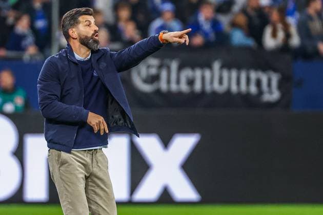 2 Bundesliga FC Schalke 04 SV Darmstadt 98 on 24 10 2025 in the Veltins Arena at Schalke Coach Miron Muslic Schalke gestures MH