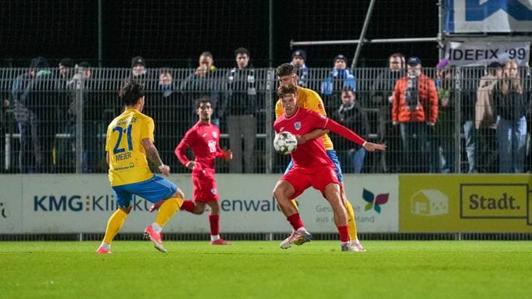 Soccer, Men, Season 2025 2026, Regionalliga Nordost, Matchday 13, FSV 63 Luckenwalde vs SV Babelsberg 03, Friday 24 10 2025, Werner Seelenbinder Stadion Luckenwalde, In the picture Luis Müller l Blsberg and Quentin Seidel r Luckenwalde Brandenburg Germany