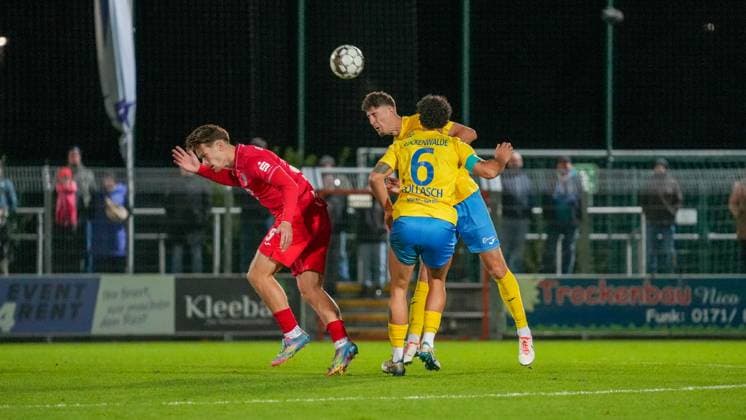 Soccer, Men, Season 2025 2026, Regionalliga Nordost, Matchday 13, FSV 63 Luckenwalde vs SV Babelsberg 03, Friday 24 10 2025, Werner Seelenbinder Stadion Luckenwalde, In the picture from l Luis Müller Babelsberg , Andreas Pollasch Luckenwalde and Quentin Seidel Luckenwalde Brandenburg Germany