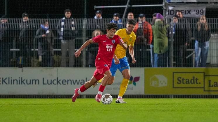 Soccer, Men, Season 2025 2026, Regionalliga Nordost, Matchday 13, FSV 63 Luckenwalde vs SV Babelsberg 03, Friday 24 10 2025, Werner Seelenbinder Stadion Luckenwalde, In the picture Maurice Covic l Babelsberg and Quentin Seidel r Luckenwalde Brandenburg Germany