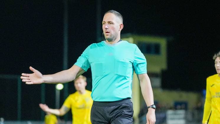 Soccer, Men, Season 2025 2026, Regionalliga Nordost, Matchday 13, FSV 63 Luckenwalde vs SV Babelsberg 03, Friday 24 10 2025, Werner Seelenbinder Stadion Luckenwalde, In the picture referee Henry Müller Brandenburg Germany