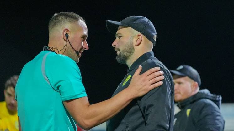 Soccer, Men, Season 2025 2026, Regionalliga Nordost, Matchday 13, FSV 63 Luckenwalde vs SV Babelsberg 03, Friday 24 10 2025, Werner Seelenbinder Stadion Luckenwalde, In the picture referee Henry Müller l in conversation with Michael Braune r coach Luckenwalde Brandenburg Germany
