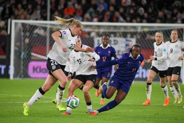 Düsseldorf, Germany October 24, 2025 UEFA Nations League Women 2025 2026 Germany vs France In the picture from left in duel Camilla Küver Kuever Germany , Carlotta Wamser Germany and Kadidiatou Diani France Merkur Spiel Arena Nordrhein Westfalen Copyright: xFotostandx xFantinix