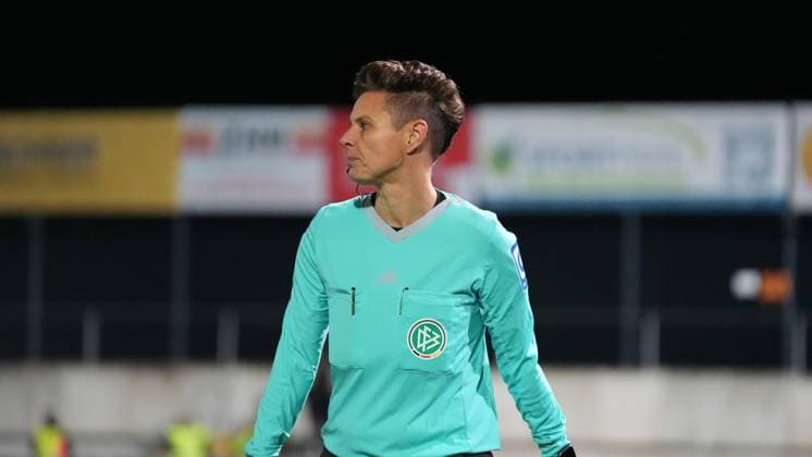 Soccer, Men, Season 2025 2026, Regionalliga Nordost, Matchday 13, FSV 63 Luckenwalde vs SV Babelsberg 03, Friday 24 10 2025, Werner Seelenbinder Stadion Luckenwalde, In the picture Assistant referee Katharina Kruse Brandenburg Germany
