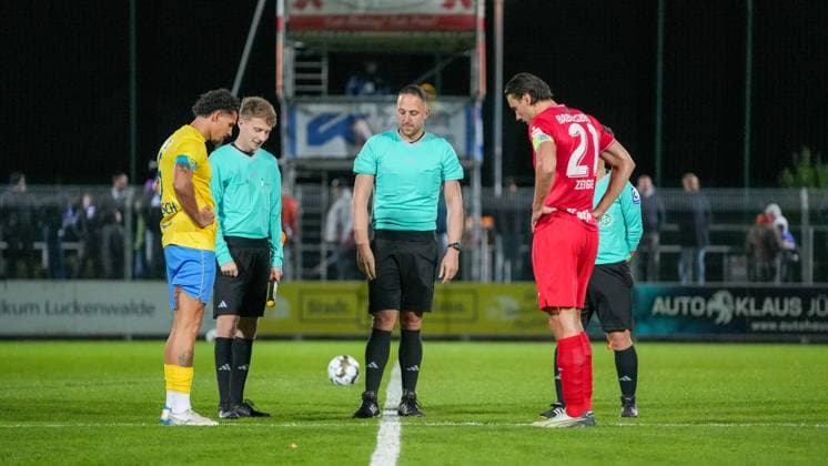 Soccer, Men, Season 2025 2026, Regionalliga Nordost, Matchday 13, FSV 63 Luckenwalde vs SV Babelsberg 03, Friday 24 10 2025, Werner Seelenbinder Stadion Luckenwalde, In the picture The choice of sides with referee Henry Müller Brandenburg Germany