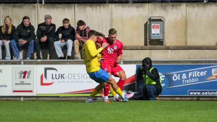 Soccer, Men, Season 2025 2026, Regionalliga Nordost, Matchday 13, FSV 63 Luckenwalde vs SV Babelsberg 03, Friday 24 10 2025, Werner Seelenbinder Stadion Luckenwalde, In the picture Mike Bachmann l Luckenwalde and Gordon Büch r Babelsberg Brandenburg Germany