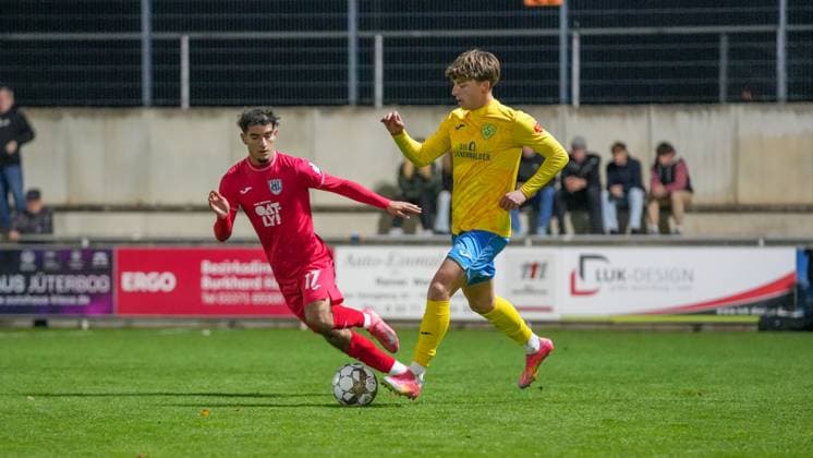 Soccer, Men, Season 2025 2026, Regionalliga Nordost, Matchday 13, FSV 63 Luckenwalde vs SV Babelsberg 03, Friday 24 10 2025, Werner Seelenbinder Stadion Luckenwalde, In the picture George Didoss l Babelsberg and Tim Schleinitz r Luckenwalde Brandenburg Germany