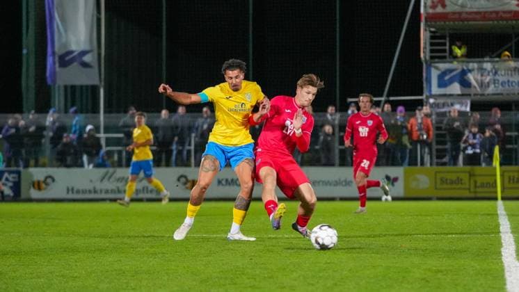 Soccer, Men, Season 2025 2026, Regionalliga Nordost, Matchday 13, FSV 63 Luckenwalde vs SV Babelsberg 03, Friday 24 10 2025, Werner Seelenbinder Stadion Luckenwalde, In the picture Andreas Pollasch l Luckenwalde and Luis Müller r Babelsberg Brandenburg Germany