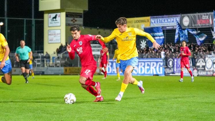 Soccer, Men, Season 2025 2026, Regionalliga Nordost, Matchday 13, FSV 63 Luckenwalde vs SV Babelsberg 03, Friday 24 10 2025, Werner Seelenbinder Stadion Luckenwalde, In the picture George Didoss l Babelsberg and Mike Bachmann r Luckenwalde Brandenburg Germany