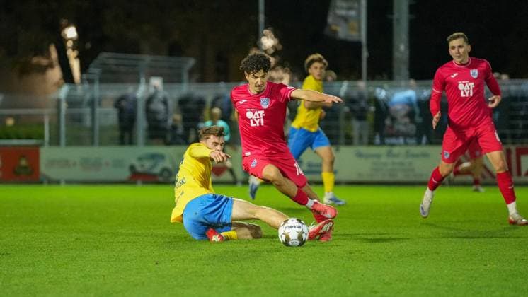 Soccer, Men, Season 2025 2026, Regionalliga Nordost, Matchday 13, FSV 63 Luckenwalde vs SV Babelsberg 03, Friday 24 10 2025, Werner Seelenbinder Stadion Luckenwalde, In the picture Tim Maciejewski l Luckenwalde and Maurice Covic r Babelsberg Brandenburg Germany