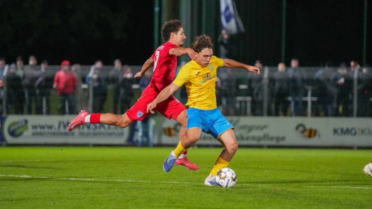 Soccer, Men, Season 2025 2026, Regionalliga Nordost, Matchday 13, FSV 63 Luckenwalde vs SV Babelsberg 03, Friday 24 10 2025, Werner Seelenbinder Stadion Luckenwalde, In the picture Maurice Covic l babelsberg and Max Hathaway r Luckenwalde Brandenburg Germany