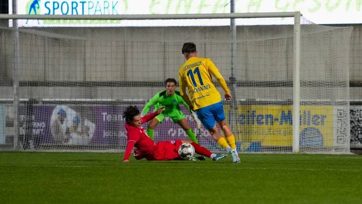 Soccer, Men, Season 2025 2026, Regionalliga Nordost, Matchday 13, FSV 63 Luckenwalde vs SV Babelsberg 03, Friday 24 10 2025, Werner Seelenbinder Stadion Luckenwalde, In the picture Leon Bürger l Babelsberg and Mike Bachmann r Luckenwalde Brandenburg Germany