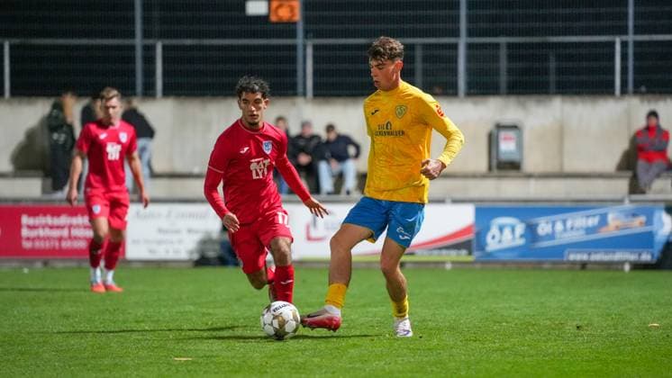 Soccer, Men, Season 2025 2026, Regionalliga Nordost, Matchday 13, FSV 63 Luckenwalde vs SV Babelsberg 03, Friday 24 10 2025, Werner Seelenbinder Stadion Luckenwalde, In the picture George Didoss l Babelsberg and Tim Maciejewski r Luckenwalde Brandenburg Germany