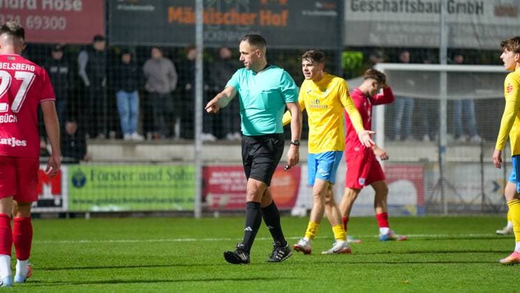 Soccer, Men, Season 2025 2026, Regionalliga Nordost, Matchday 13, FSV 63 Luckenwalde vs SV Babelsberg 03, Friday 24 10 2025, Werner Seelenbinder Stadion Luckenwalde, In the picture referee Henry Müller Brandenburg Germany