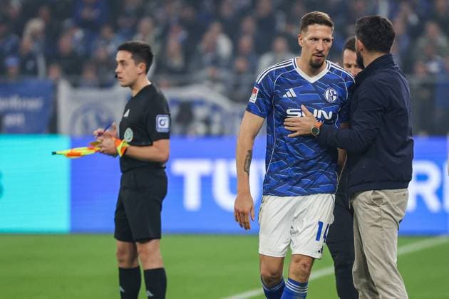 2 Bundesliga FC Schalke 04 SV Darmstadt 98 on 24 10 2025 in the Veltins Arena at Schalke Coach Miron Muslic Schalke hugs Janik Bachmann Schalke 14 MH