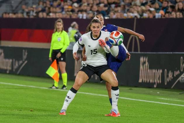 Düsseldorf, Germany 24 October 2025 UEFA Nations League Women 2025 2026 Germany vs France Pictured from left in a duel Selina Cerci Germany and Selma Bacha France Merkur Spiel Arena Nordrhein Westfalen Copyright: xFotostandx xFantinix