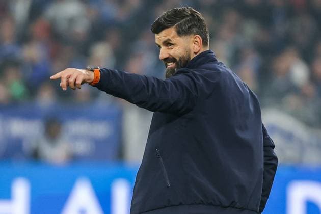 2 Bundesliga FC Schalke 04 SV Darmstadt 98 on 24 10 2025 in the Veltins Arena at Schalke Coach Miron Muslic Schalke gives instructions MH