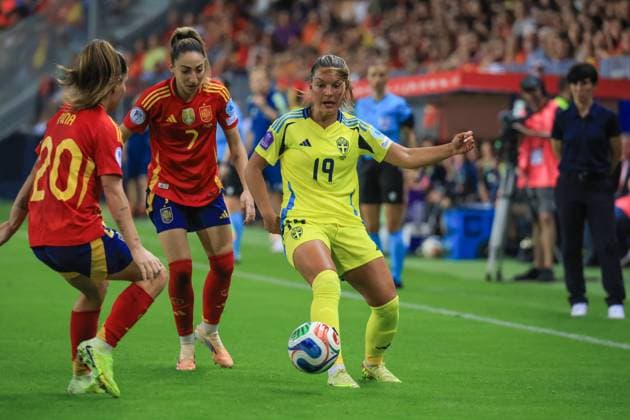 Spain - UEFA Women s Nations League - Semi-Finals Spain vs Sweden - 24 10 2025 SPAIN, MALAGA, OCTOBER 24. Johanna Rytting Kaneryd of Sweden is challenged by Olga Carmona of Spain and Claudia Pina of Spain during the UEFA Women s Nations League 2025 Semi Finals football match between Spain and Sweden at Estadio La Rosaleda on October 24, 2025 in Malaga, Spain. Photo by Manuel Blondeau AOP.Press Malaga Estadio La Rosaleda Andalusia Spain Copyright: x ManuelxBlondeau AOP.Pressx AOP20251024-0084