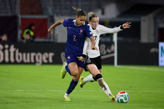 Düsseldorf, Germany October 24, 2025 UEFA Nations League Women 2025 2026 Germany vs France In the picture from left in the duel Maelle Lakrar France and Franziska Kett Germany Merkur Spiel Arena Nordrhein Westfalen Copyright: xFotostandx xFantinix
