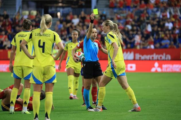 Spain - UEFA Women s Nations League - Semi-Finals Spain vs Sweden - 24 10 2025 SPAIN, MALAGA, OCTOBER 24. Referee Iuliana Demetrescu shows a yellow card to Amanda Ilestedt of Sweden during the UEFA Women s Nations League 2025 Semi Finals football match between Spain and Sweden at Estadio La Rosaleda on October 24, 2025 in Malaga, Spain. Photo by Manuel Blondeau AOP.Press Malaga Estadio La Rosaleda Andalusia Spain Copyright: x ManuelxBlondeau AOP.Pressx AOP20251024-0085
