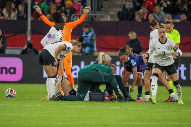 Düsseldorf, Germany 24 October 2025 UEFA Nations League Women 2025 2026 Germany vs France In the picture Sjoeke Nüsken Nuesken Germany , lying on the pitch, injures his forehead and needs medical treatment Merkur Spiel Arena Nordrhein Westfalen Copyright: xFotostandx xFantinix