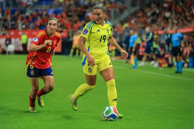 Spain - UEFA Women s Nations League - Semi-Finals Spain vs Sweden - 24 10 2025 SPAIN, MALAGA, OCTOBER 24. Johanna Rytting Kaneryd of Sweden is challenged by Mariona Caldentey of Spain during the UEFA Women s Nations League 2025 Semi Finals football match between Spain and Sweden at Estadio La Rosaleda on October 24, 2025 in Malaga, Spain. Photo by Manuel Blondeau AOP.Press Malaga Estadio La Rosaleda Andalusia Spain Copyright: x ManuelxBlondeau AOP.Pressx AOP20251024-0088