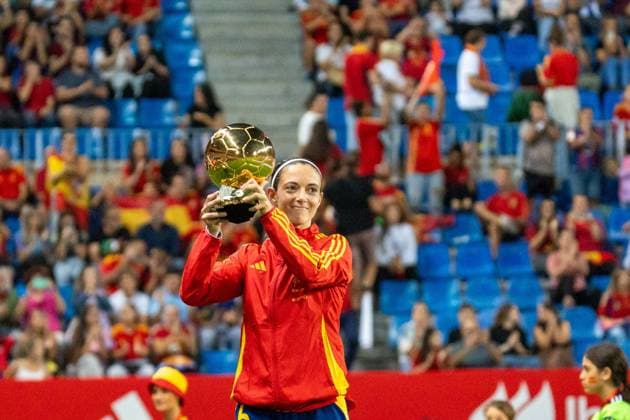 Malaga, Spain, October 24th 2025 Aitana (MF 6) presents her third ballon d or before the UEFA Women?s Nations League semifinal between Spain and Sweden at Estadio La Rosaleda, on October 24, 2025, Malaga, Spain. (Andres Lopez Sheridan SPP) Copyright: xAndresxLopezxSheridanxx xSPPx spp-en-AnLoShSp-AndresLopezSheridan_Spain-Sweden-NationsLeague-89