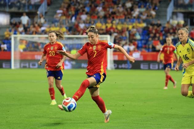 Spain - UEFA Women s Nations League - Semi-Finals Spain vs Sweden - 24 10 2025 SPAIN, MALAGA, OCTOBER 24. Olga Carmona of Spain during the UEFA Women s Nations League 2025 Semi Finals football match between Spain and Sweden at Estadio La Rosaleda on October 24, 2025 in Malaga, Spain. Photo by Manuel Blondeau AOP.Press Malaga Estadio La Rosaleda Andalusia Spain Copyright: x ManuelxBlondeau AOP.Pressx AOP20251024-0093