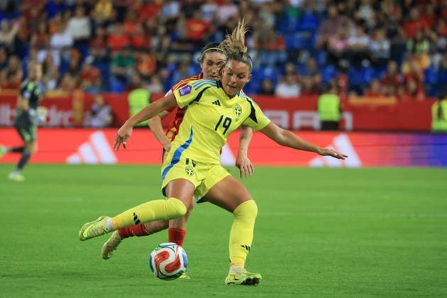 Spain - UEFA Women s Nations League - Semi-Finals Spain vs Sweden - 24 10 2025 SPAIN, MALAGA, OCTOBER 24. Johanna Rytting Kaneryd of Sweden is challenged by Mariona Caldentey of Spain during the UEFA Women s Nations League 2025 Semi Finals football match between Spain and Sweden at Estadio La Rosaleda on October 24, 2025 in Malaga, Spain. Photo by Manuel Blondeau AOP.Press Malaga Estadio La Rosaleda Andalusia Spain Copyright: x ManuelxBlondeau AOP.Pressx AOP20251024-0102