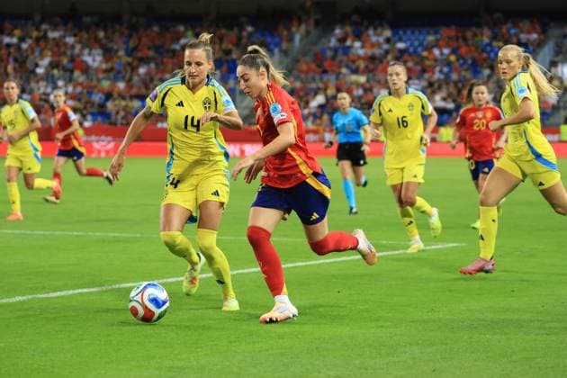 Spain - UEFA Women s Nations League - Semi-Finals Spain vs Sweden - 24 10 2025 SPAIN, MALAGA, OCTOBER 24. Olga Carmona of Spain is challenged by Nathalie Bjorn of Sweden during the UEFA Women s Nations League 2025 Semi Finals football match between Spain and Sweden at Estadio La Rosaleda on October 24, 2025 in Malaga, Spain. Photo by Manuel Blondeau AOP.Press Malaga Estadio La Rosaleda Andalusia Spain Copyright: x ManuelxBlondeau AOP.Pressx AOP20251024-0113