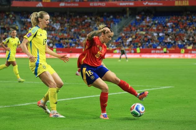 Spain - UEFA Women s Nations League - Semi-Finals Spain vs Sweden - 24 10 2025 SPAIN, MALAGA, OCTOBER 24. Mapi Leon of Spain is challenged by Amanda Ilestedt of Sweden during the UEFA Women s Nations League 2025 Semi Finals football match between Spain and Sweden at Estadio La Rosaleda on October 24, 2025 in Malaga, Spain. Photo by Manuel Blondeau AOP.Press Malaga Estadio La Rosaleda Andalusia Spain Copyright: x ManuelxBlondeau AOP.Pressx AOP20251024-0133