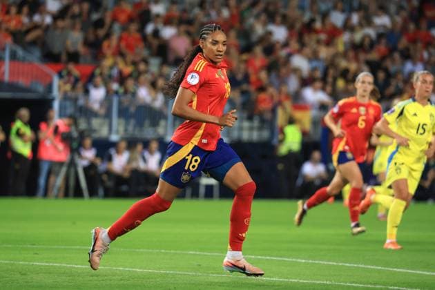Spain - UEFA Women s Nations League - Semi-Finals Spain vs Sweden - 24 10 2025 SPAIN, MALAGA, OCTOBER 24. Salma Paralluelo of Spain during the UEFA Women s Nations League 2025 Semi Finals football match between Spain and Sweden at Estadio La Rosaleda on October 24, 2025 in Malaga, Spain. Photo by Manuel Blondeau AOP.Press Malaga Estadio La Rosaleda Andalusia Spain Copyright: x ManuelxBlondeau AOP.Pressx AOP20251024-0030