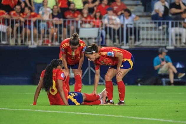 Spain - UEFA Women s Nations League - Semi-Finals Spain vs Sweden - 24 10 2025 SPAIN, MALAGA, OCTOBER 24. Salma Paralluelo of Spain is conforted by Aitana Bonmati of Spain (R) and Ona Batlle of Spain after being injured during the UEFA Women s Nations League 2025 Semi Finals football match between Spain and Sweden at Estadio La Rosaleda on October 24, 2025 in Malaga, Spain. Photo by Manuel Blondeau AOP.Press Malaga Estadio La Rosaleda Andalusia Spain Copyright: x ManuelxBlondeau AOP.Pressx AOP20251024-0043