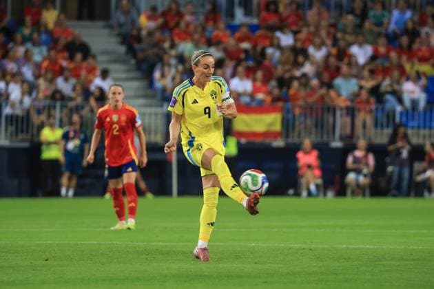 Spain - UEFA Women s Nations League - Semi-Finals Spain vs Sweden - 24 10 2025 SPAIN, MALAGA, OCTOBER 24. Kosovare Asllani of Sweden during the UEFA Women s Nations League 2025 Semi Finals football match between Spain and Sweden at Estadio La Rosaleda on October 24, 2025 in Malaga, Spain. Photo by Manuel Blondeau AOP.Press Malaga Estadio La Rosaleda Andalusia Spain Copyright: x ManuelxBlondeau AOP.Pressx AOP20251024-0047